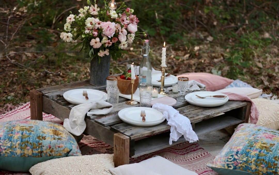 HomeGoodsさんのインスタグラム写真 - (HomeGoodsInstagram)「Bohemian fabrics and textured pillows make the perfect setting for a cozy dinner outdoors 🍽 (📸: @frenchcountrycottage)」5月16日 5時00分 - homegoods