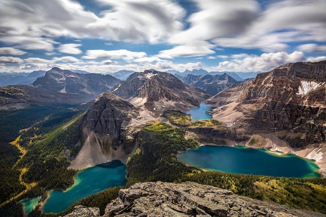 National Geographic Travelさんのインスタグラム写真 - (National Geographic TravelInstagram)「Photo by Kahli Hindmarsh @kahliaprilphoto | Pure paradise looking out over lakes and valleys on a perfect summer's day in the mountains of Banff National Park.」5月16日 5時05分 - natgeotravel