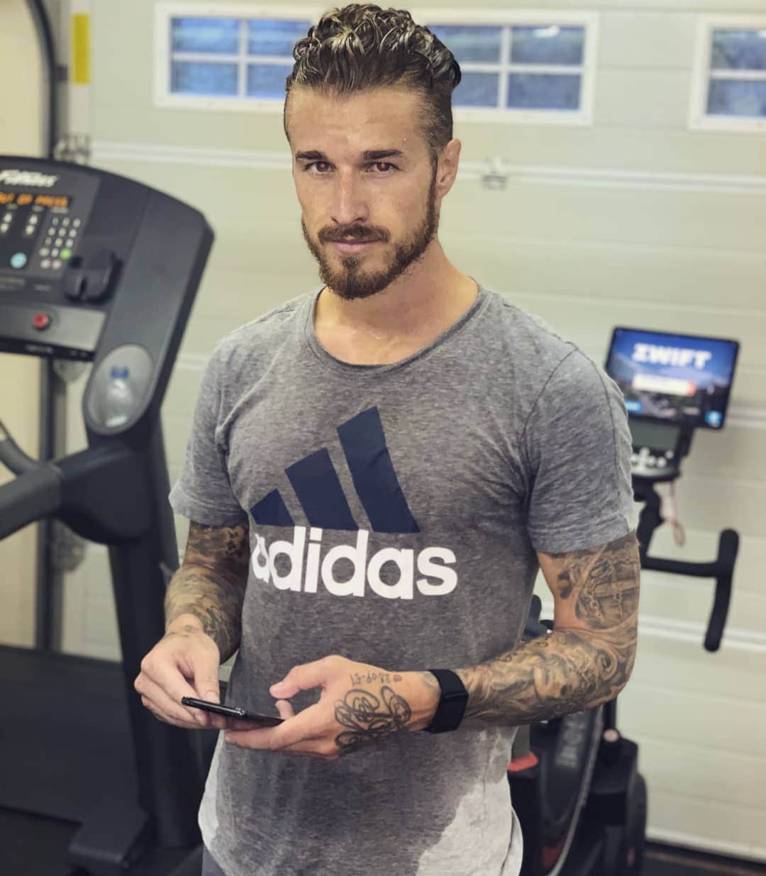 ジョー・ベネットのインスタグラム：「Was planning a light one.. 🤢🥵 @gozwift」