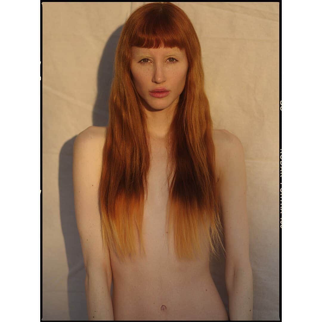 Faith Picozziのインスタグラム：「Sunset 2️⃣ 📸 @filip.milenkovic 👗🎨 @faithpicozzicreative @filipandfaith #redhead #model #fashion #portrait #natural #bare」
