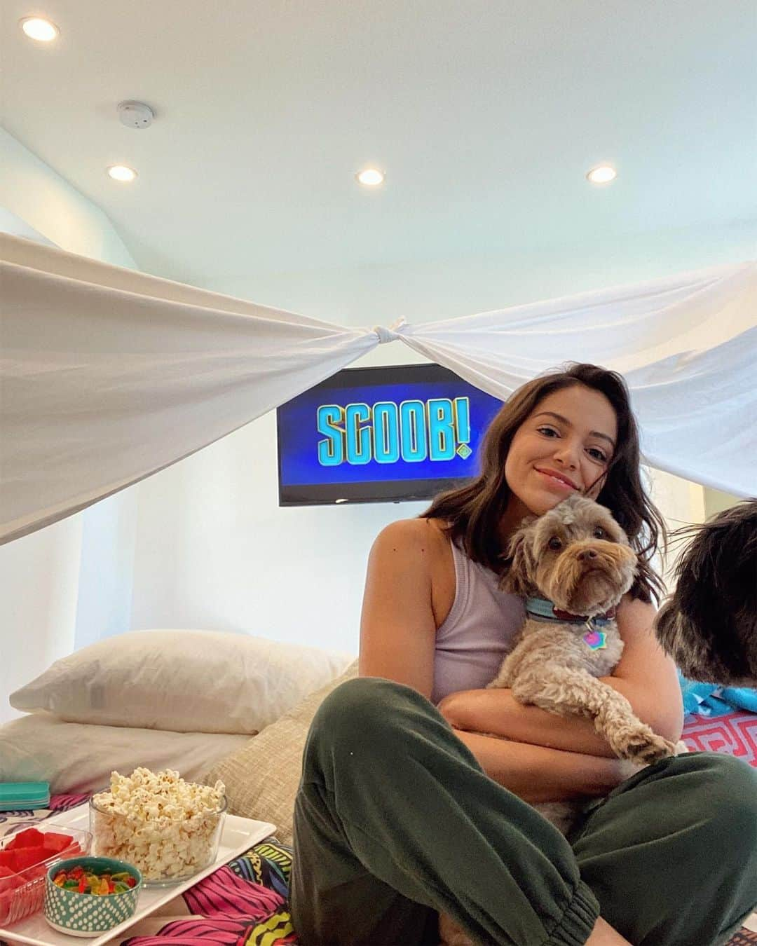 ベサニー・モータのインスタグラム：「Here is my (poorly executed) fort for movie night! #WBSponsored These are way harder to make than they look 😬😂 exciting news! I got to partner with @WBpictures to announce that @scoob is available to watch at home today!!!!! I can’t wait to watch this film, let's watch together! grab ur snacks and let’s have a #SCOOBmovienight」