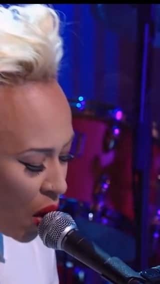 Emeli Sandéのインスタグラム：「@Caroleking has always been a huge songwriting inspiration to me. It was a huge honour to sing “Natural Woman” at her Cermony on the White House at which she became the first woman to be awarded the Gershwin prize for popular song 👑🙌🏽 Meeting the Obamas was really special, they’ve ere so gracious and encouraging 🙏🏽❤️ A dream of a day I will never forget. Rest in peace Queen Aretha Franklin」