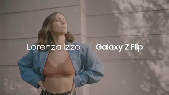 ロレンザ・イゾのインスタグラム：「Hace unos meses hicimos un pequeño film con @samsungchile 💙  Director : @nicoorionfilms  Styling : @sofiapintoh  Make Up and Hair @josefai  @agenciaversus  #GalaxyZFlip」