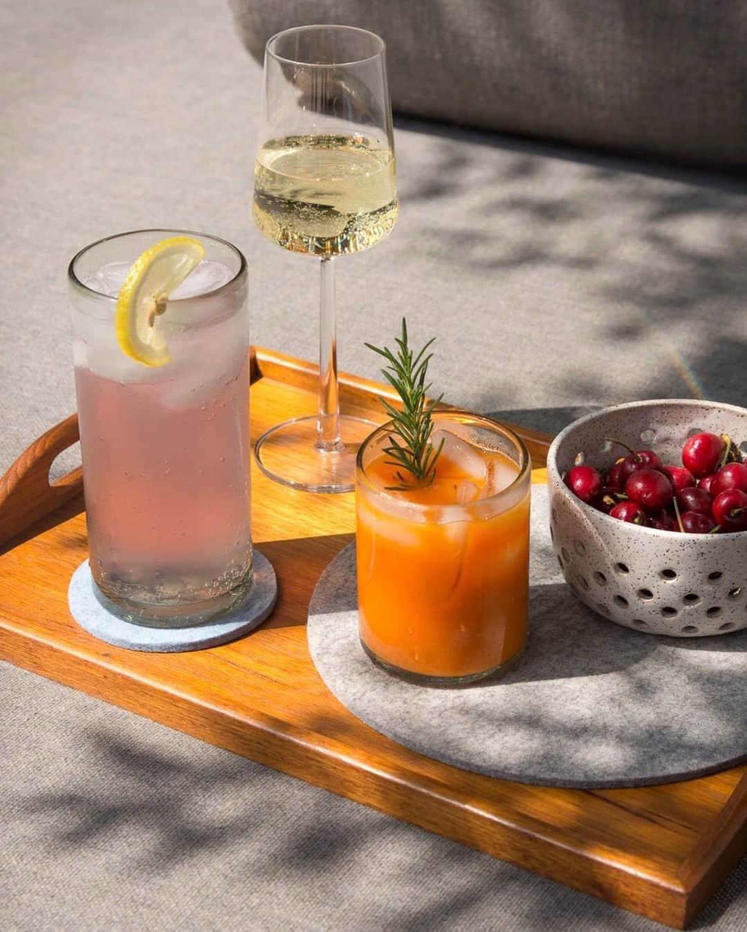 グラフ&ランツのインスタグラム：「Cocktail, anyone? Allow us to remind you what day of the week it is - it’s Friday, and we’re putting our feet up 🥂」