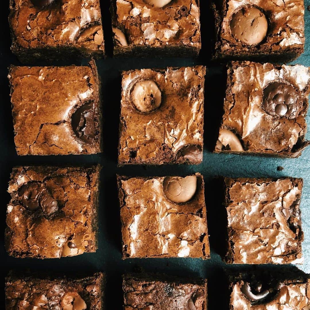 Antonietteのインスタグラム：「Just realized I hadn’t made anything chocolatey 🍫 recently until now.  Chocolate is linked to the production of serotonin, a neurotransmitter that produces feelings of happiness, and how I’ve deprived my friends and family of that!  Getting brownie points and instant smiles today, which is always nice to see (behind a mask of course). 😉 I’ve posted the recipe in my highlights. Important things to remember is to use unsweetened baking cocoa powder and to cool down the sugar and butter before adding the eggs. You won’t want scrambled eggs in the batter. 😖Happy Friday! #quarantinecuisine」
