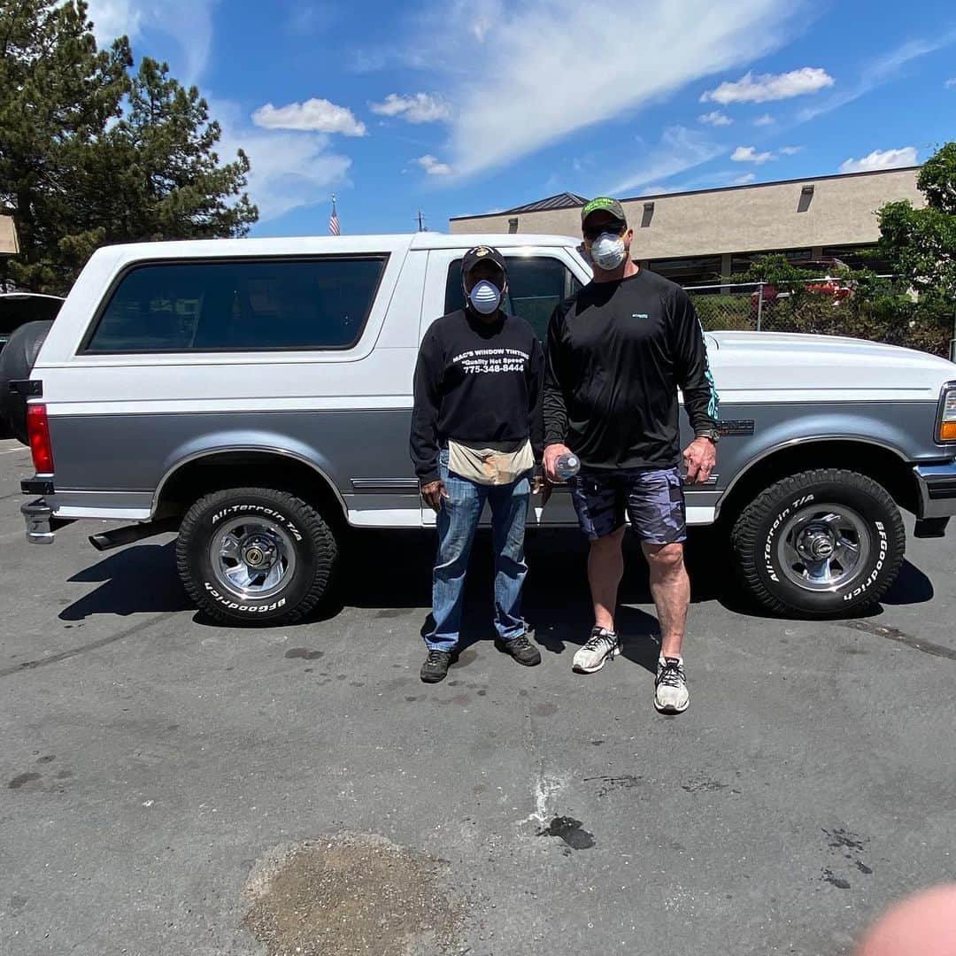 ストーン・コールド・スティーブ・オースチンのインスタグラム：「Got my windows tinted on the ‘95 Ford Bronco today at Mac’s Window Tinting in Reno, NV. Mac is USMC retired Gunny. The only place I go for window tint in Nevada. By appointment only due to Covid 19. ⭐️⭐️⭐️⭐️⭐️ #ford #bronco #windowtint #uva #sunblock」