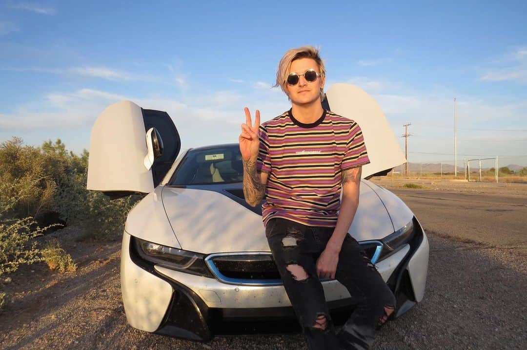 Ghastlyのインスタグラム：「Still figuring out how to pose w my car」