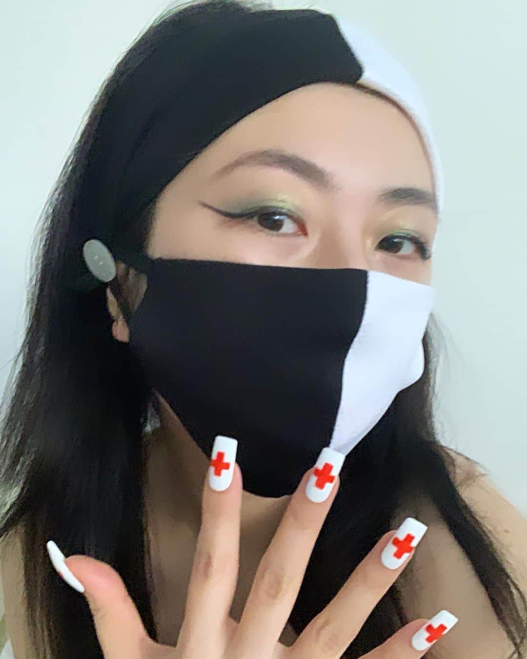 Mei Kawajiriさんのインスタグラム写真 - (Mei KawajiriInstagram)「Thank you for including me for design Headband Mask 😷💋🖤🤍@allure x @anyweardesign I hope this mask help so much hospital workers faces 🤍🖤 sound on 📡 #nailsbymei 💚💚💚💚oreder from http://bandingtogetherproject.com #staysafestaycute」5月16日 6時23分 - nailsbymei