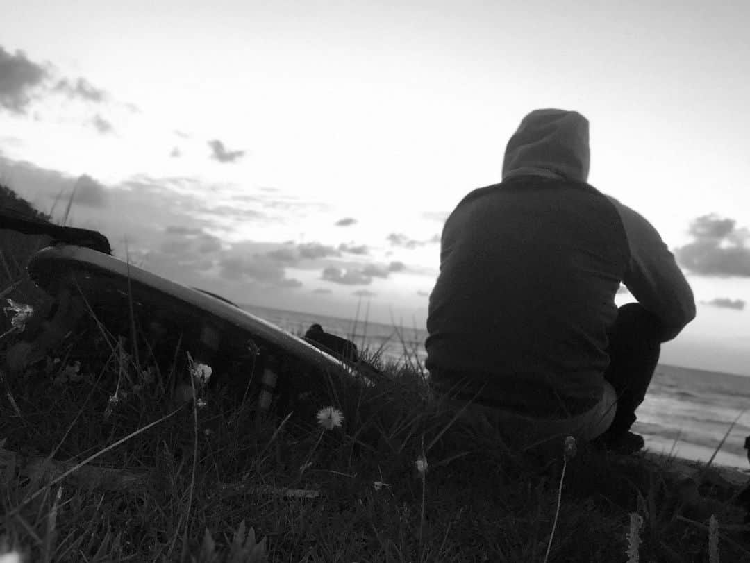 ゴルカ・イライソス・モレノのインスタグラム：「Tal vez todavía sigamos viendo en blanco y negro, pero ahí, en el horizonte, la puesta de sol brilla con sus colores.Radiante. Hoy me ha abrazado, y me he dejado abrazar por ella.  Mañana el sol volverá a salir... y continuaremos, incansables, otro día más( o otro día menos) en esta nuestra lucha. #yomequedoencasa #momentosunicos #momentosmagicos #surf #surfing #ripcurl #venonsurfboards #basquecountry」