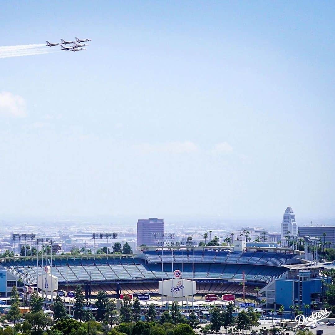 Los Angeles Dodgersさんのインスタグラム写真 - (Los Angeles DodgersInstagram)「‪A Thunderbird salute over Dodger Stadium for our frontline responders. ‬」5月16日 6時46分 - dodgers