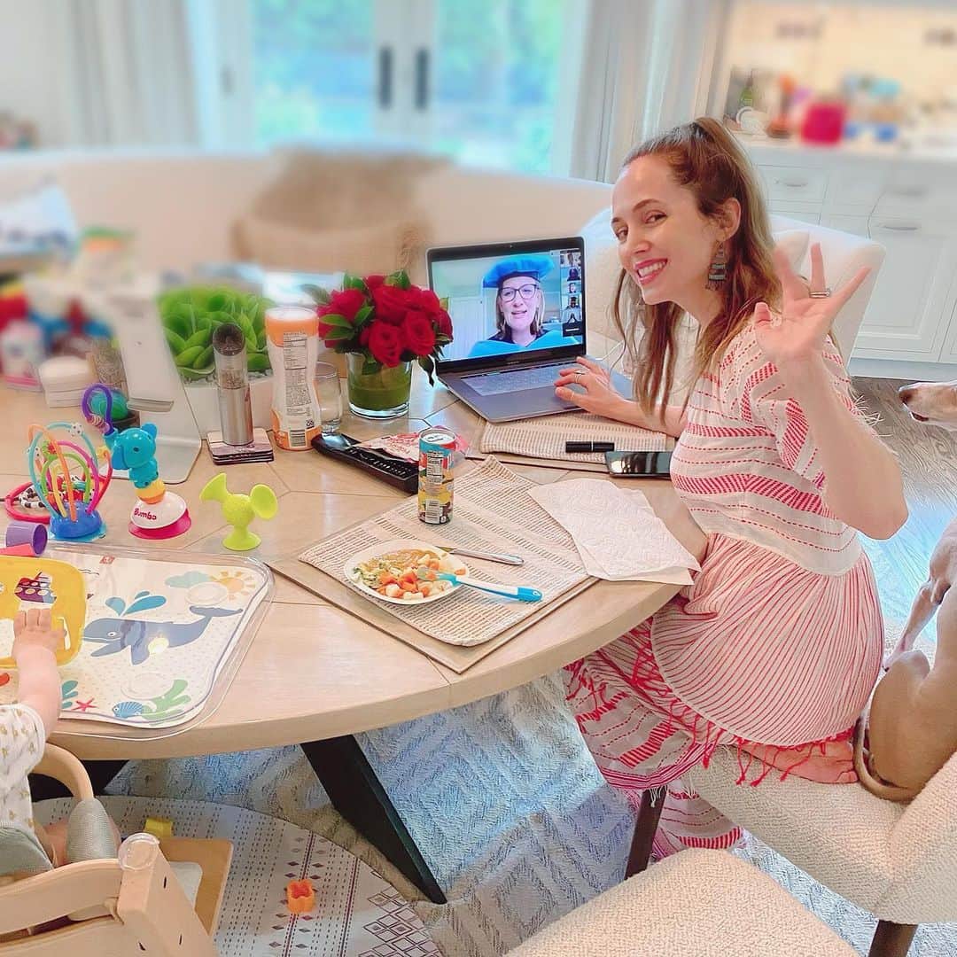 エリザ・ドゥシュクのインスタグラム：「Today marks (via ZOOM!): My College Graduation Day..!!? 🎓🎉👩🏻‍🎓 You guys, I JUST GRADUATED 😭👏♥️✨ I am so excited 😆 This has been a dream (as many of you know!) for a long, LONG time coming. I moved back to Boston almost 5 years ago with a few credits under my belt & some fierce determination to complete my BA. Along the way I met the love of my life (Peter P!) who has rooted me on endlessly, with my beautiful family (hi mom, Aaron, Leni, Ben, Nate, Ami! + study nights with my niece & nephews Kyle, Sof, & Joji were true highlights!) & friends (too many to name but I SEE YOU!!) believing in me, our perfect little nugget, Bourne, joining me in my belly for the last few semesters (dance movement therapy class as an 8 months pregarroo-soon-to-be-mama had my classmates, Professors & me giggling 😅), & I can’t forget Max & Tanner (🐶🐕~ it takes a village!) who snuggled in my lap through late night papers & test-studying!  The journey has been a little longer than the typical college experience perhaps, but I’m so grateful to have had the opportunity a.) to attend university, something I do not take for granted for 1 second, b.) to have the insane support & encouragement from my school/s surrounding being a 35-40 year old back-to-school ‘kid’, and c.) to have had the privilege. 👉Everyone should have the ability to further their education.  This was a major flame behind my Bernie support over the years— our American system of college expenses & debt is a broken one, a failing dynamic and cause that I will stand behind in pursuit of change & effective reform.👈 This awesome commencement marks the end of my undergrad studies, which will now lead into a Master’s program in Holistic Counseling, Psychology, Theory & Practice— I want to give to others what I was so lucky to receive myself— a space & Holistic (aka WHOLE PERSON~ mind/body/spirit-soul) web of healing from addiction, trauma, & transpersonal deficiencies.  You know, this pandemic/endemic has really rooted in me the conviction that we all need a little help along the path of life, particularly as the world/planet gets more complicated & sadly, divisive. 🙏 Go after your goals! #YOLO💗✨xo Me」
