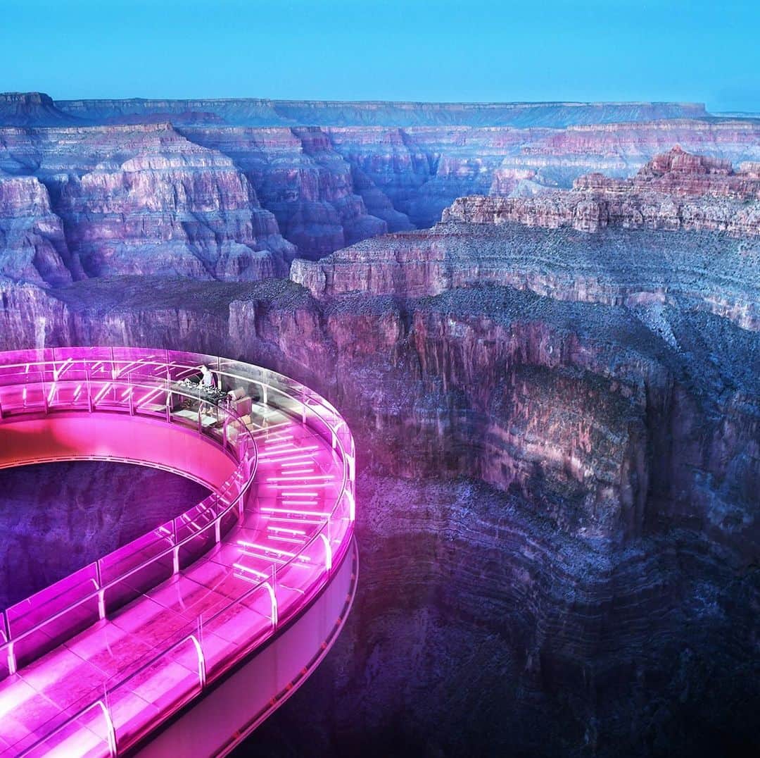 カスケイドのインスタグラム：「SWIPE for track list⬅️ My head still cannot get around last night. THANK YOU to everyone that made history with me. I cannot believe I got to play at one of the 7 Wonders of the World, @grandcanyonwest Skywalk For a limited time, @ShopKaskade has prints available ((SUPER LIMITED)) at the link in bio If you missed the show, you can still catch the set on @twitch twitch.tv/kaskade」
