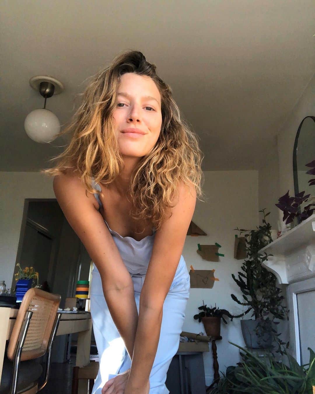 レベッカテイラーのインスタグラム：「Zoom call style inspiration via @nanefeist」