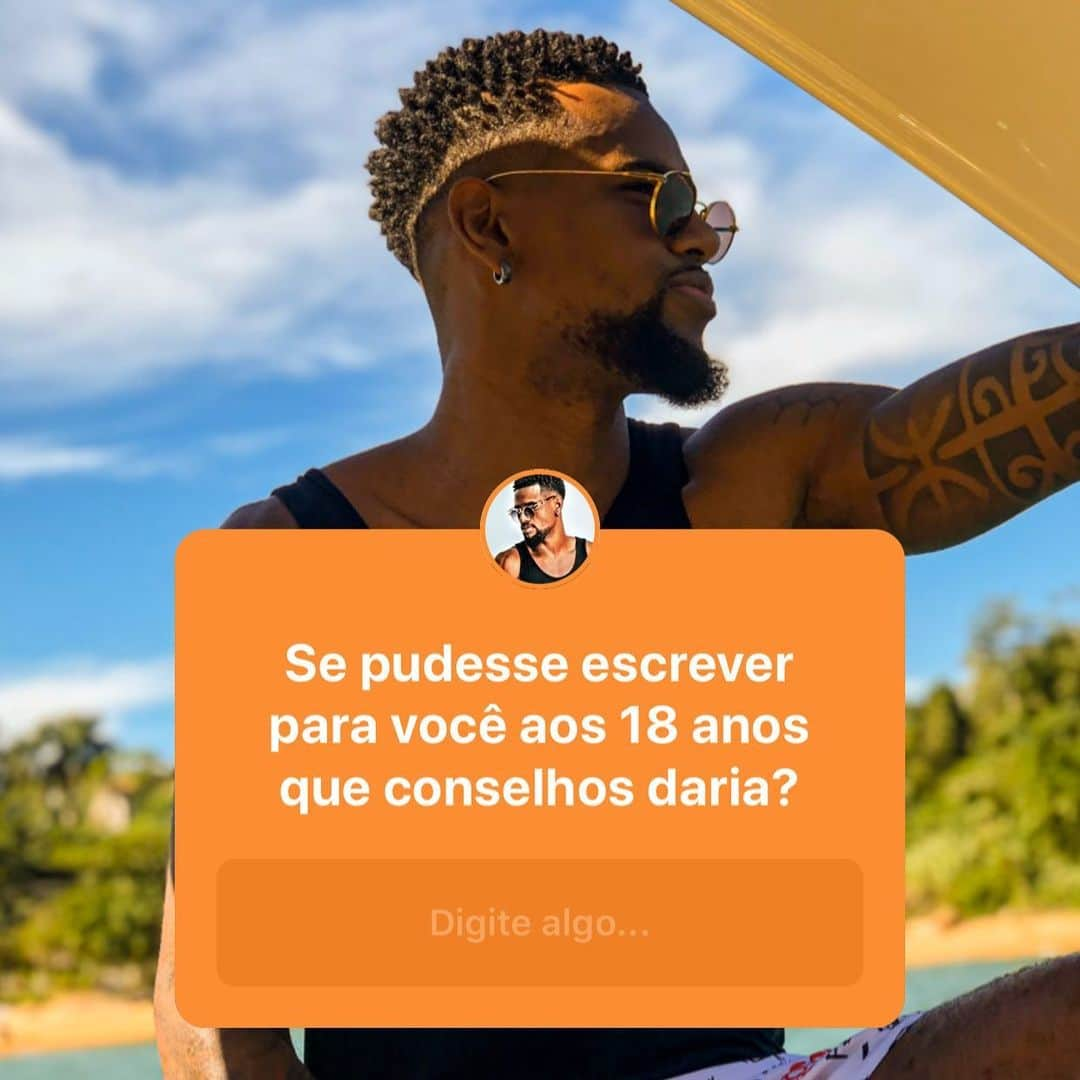 フェリペ・サンタナのインスタグラム：「SE VOCÊ TIVESSE UMA ÚNICA OPORTUNIDADE DE MANDAR UMA MENSAGEM DE CONSELHO PARA O SEU EU AOS 18 ANOS, QUE CONSELHOS VOCÊ DARIA? . 👇🏿👇🏿🤨 COMENTA AI 🤨👇🏿👇🏿」