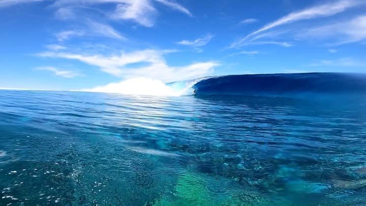 ミシェル・ボレーズのインスタグラム：「The hype was real for the past 2 days at home !  Two of my good friends went back to back on the bombs ! @ariihoe_tefaafana  @matahidrollet  The conditions were dreamy and the sets were 6-8 foot in the morning . I’m glad I was here to enjoy that moment .」