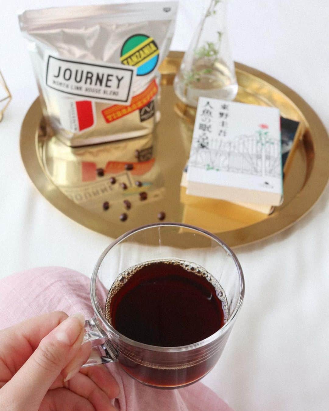 リナのインスタグラム：「朝の静かな時間🕊 . コーヒー豆を挽きながら、香りに癒されたり… 作り立てのコーヒーを飲みながら読書したり… チビたちが起きてくるまでの 束の間の静けさをひしひしと実感…☕️ . 今朝のコーヒーは、 【NORTH LINK Coffee＆Tea】の No,1 【JOURNEY】★ . 立川にお店がオープンしたんだけど、 こんな状況でお出かけが難しいので、 『North Link STORES』の ECサイト内で購入してみた♪ . caféの珈琲がECサイトで 気軽に買えるのは嬉しいよね⭐︎ . まだまだ朝時間を楽しみます☀️ ............................................ #coffee #luvty #coffeeathome #northlink_coffee #northlink #JOURNEY #coffeebreak #coffeetime #coffeelover #moaningcoffee  #ノースリンク #ノースリンクコーヒーアンドティー #おうちでノースリンク #モーニングコーヒー #朝時間 #コーヒーの香り」