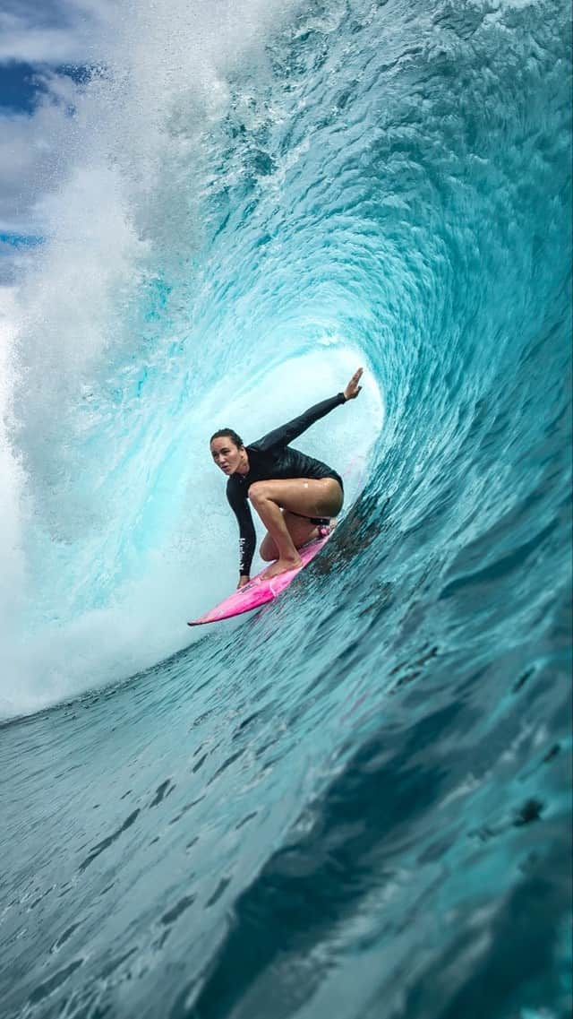 レッドブルのインスタグラム：「4x World Champion Surfer Carissa Moore took over our IG live to chat life, surfing, and RISS - a film by @peter.h.hamblin! • • 🏄@rissmoore10 @salmasekela @wsl • #RedBullSurfing #RedBull #GivesYouWings #Surfing #Surf #RissFilm」