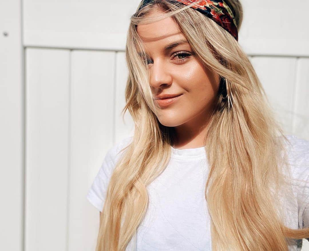 Kelsea Balleriniのインスタグラム：「I spy with my little eye- a Friday night celebrating homecoming queen going platinum. I love you, thank you. 🤍🥂🙏」