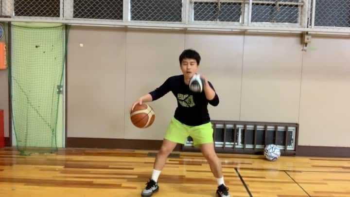 栗原祐太のインスタグラム：「【今日のやってみよう】 ミニボールを用意する ✔︎ミニボールを先に上にあげてあがっている間にチェンジ ✔︎ボールをキャッチする時は上から ✔︎フロント→レッグスルー→ビハインドの順番  http://www.youtube.com/channel/UC91kuxrhvM3s5GyoPA-OvlQ?sub_confirmation=1  #バスケ　#バスケットボール #自主練　#練習 #初心者　#上達 #練習方法 #youtube #molten」