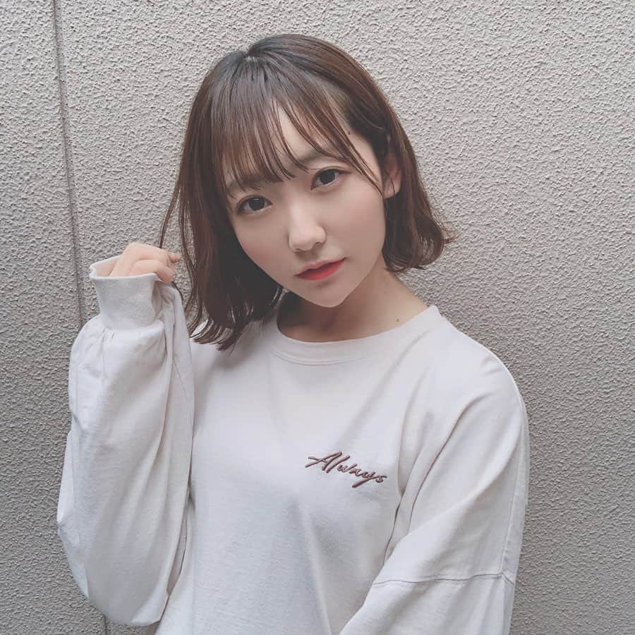 夏川愛実のインスタグラム：「﻿ おはよう💗﻿ スウェット好き😌﻿ ﻿ ﻿ #スウェット#スウェットコーデ#ゆるゆる﻿ ﻿#ショートボブ#ショートヘア#ボブアレンジ #ボブ巻き#巻き髪#ヘアアレンジ」