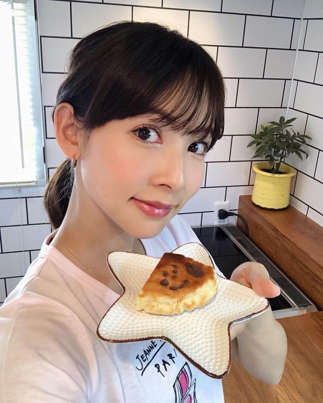 のインスタグラム：「🧀♡ #おうちカフェ ・ 久しぶりに#ベイクドチーズケーキ を焼きました🥧✨ めちゃくちゃ美味しい😂😋💕 チョコペンでスヌーピーを描いてみたよ🐶🎶 ・ ★材料 クリームチーズ 180g/生クリーム 200cc/卵 1個/砂糖 大さじ3/レモン汁 大さじ2/小麦粉 大さじ2/マリー 4袋/バター 30g ★作り方 ① マリーを袋のまま砕いてジップロックに入れ、バターとまぜあわせる ② 器にクッキングシートを敷いて①を入れ、ラップでおしかためたら冷蔵庫へ ③ 柔らかくしたクリームチーズに砂糖を入れて混ぜ合わせる ④ ③に生クリームと溶き卵を入れてまぜあわせる ⑤ ④レモン汁と小麦粉を入れて混ぜ合わせ②に流し込む ⑥ 170度に予熱したオーブンで40分焼いたら完成♡ ・ 我が家はなるべく甘さ控えめで作りますが、 カロリーを気にしないのであれば砂糖とバターはもう少し増やしてもOKです🤤💖 ＊ #stayhome #homecooking #homecafe #cheesecake #snoopy  #おうち時間 #おかし作り #簡単レシピ #チーズケーキ #スヌーピー #阪本智子」