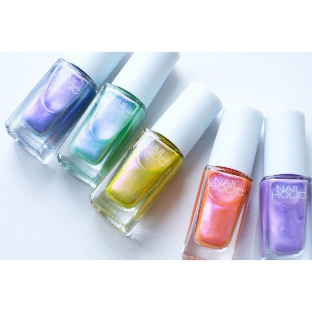 MAQUIA ONLINEさんのインスタグラム写真 - (MAQUIA ONLINEInstagram)「【￥360】ネイルホリックの夏限定ネイル💅本日発売✨ ㅤㅤㅤㅤㅤㅤㅤㅤㅤㅤㅤㅤㅤ スマホ・PC操作や家事など、日々の生活のなかで特に目に入るのが自分の指先。爪にお気に入りの色を塗っていると、それだけで気分が上がりますよね💓 ㅤㅤㅤㅤㅤㅤㅤㅤㅤㅤㅤㅤㅤ ネイルホリック リミテッドカラー 各5mL 各￥360（編集部調べ） 2020年5月16日限定発売 貝殻や水面のきらめきをイメージした、涼しげな8色の限定カラーが登場。リッチピグメント処方を採用し、一度塗りで美しい高発色に仕上がります✨🐚 *写真は左から順に：PU171、GR770、YE570、OR270、PU170 ほかにもクリアタイプのラメ入りネイルが3色あります😊 ㅤㅤㅤㅤㅤㅤㅤㅤㅤㅤㅤㅤㅤ いまだけ特別に、公式オンラインショップでも購入が可能です。また、ネイルホリックは全198種類（！）という豊富なラインナップで展開されているので、お気に入りの色や質感を選んで、大人買いもアリ👌#おうち時間 にセルフネイルを楽しみましょう〜❗️ ㅤㅤㅤㅤㅤㅤㅤㅤㅤㅤㅤㅤㅤ 詳しいレビューはマキアオンラインの記事をCHECK‼︎ #nailholic #maisonkose #セルフネイル #プチプラコスメ #プチプラ #プチプラネイル #おうちネイル #おうち美容 #マニキュア #ペディキュア #夏ネイル #マキア #マキアオンライン  WEB編集ORI」5月16日 8時01分 - maquia.magazine