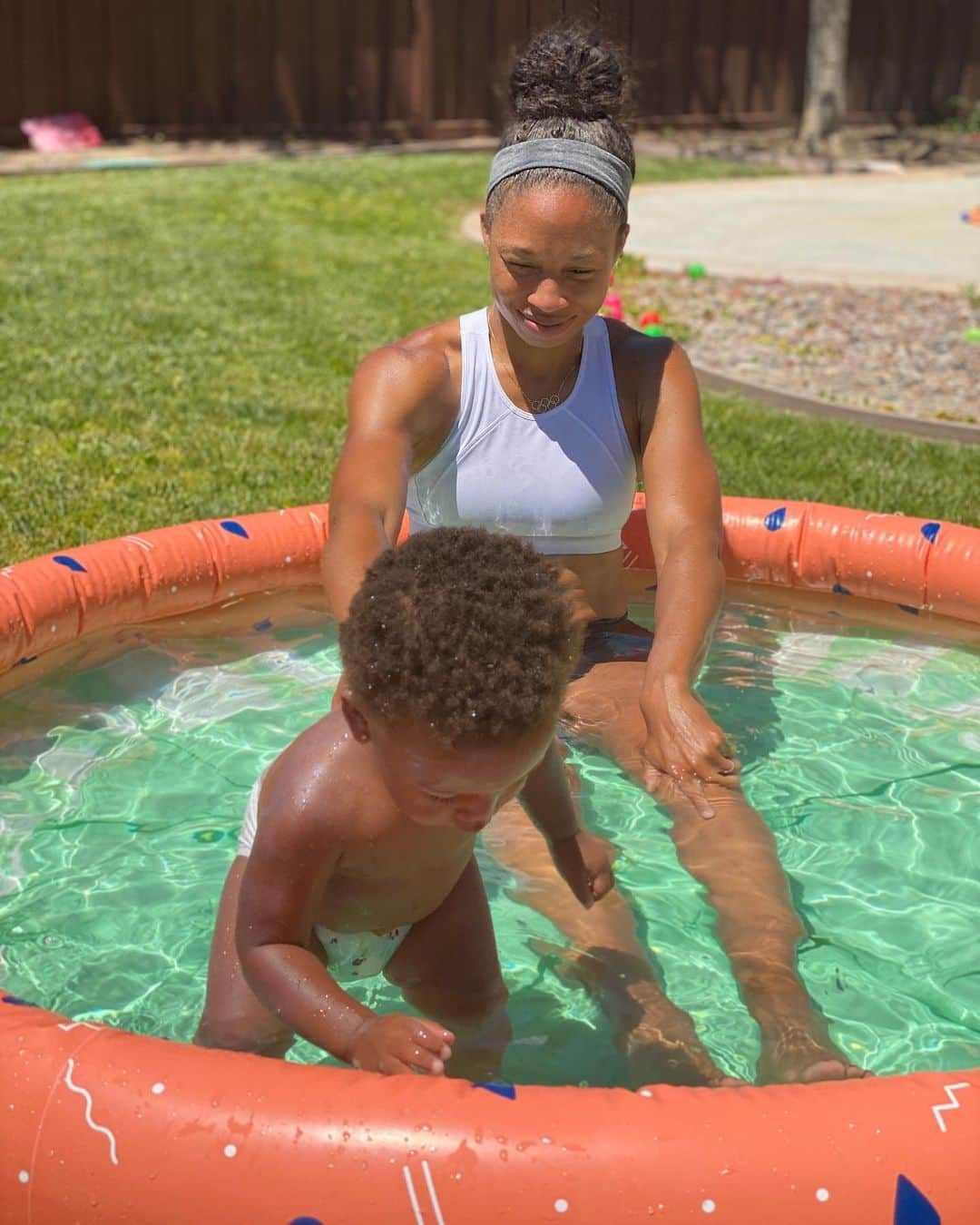 アリソン・フェリックスさんのインスタグラム写真 - (アリソン・フェリックスInstagram)「When Mom needs your pool for her ice bath🤷🏽‍♀️ . Let me tell you it’s been a week! I had a few days where I was really struggling with low energy. I rallied and kept going through the motions. Today, it paid off with a great speed session. Feels so good to go fast! Everyday won’t be perfect, but keep putting in the work. The payoff will eventually come.💪🏾#PowerOfShe」5月16日 8時02分 - allysonfelix