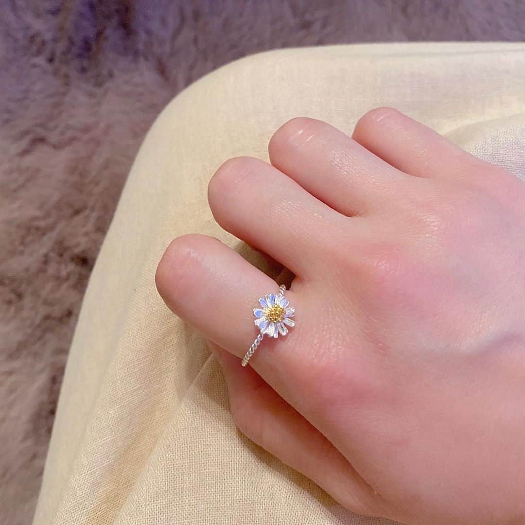 ひよんのインスタグラム：「🌼👖 ㅤㅤㅤㅤㅤㅤㅤㅤㅤㅤㅤㅤㅤ いつも一緒💍💓 デイリーデイジーリング🥰💋 デイジーの花言葉のように、 この指輪をつけることで みんなが"平和" "幸せ"でいられますように💞 ㅤㅤㅤㅤㅤㅤㅤㅤㅤㅤㅤㅤㅤ 今日も1日がんばろー💜 ㅤㅤㅤㅤㅤㅤㅤㅤㅤㅤㅤㅤㅤ #9unq #9unqstyle #9unqコーデ #꾸안꾸 #クアンク #ひよん」