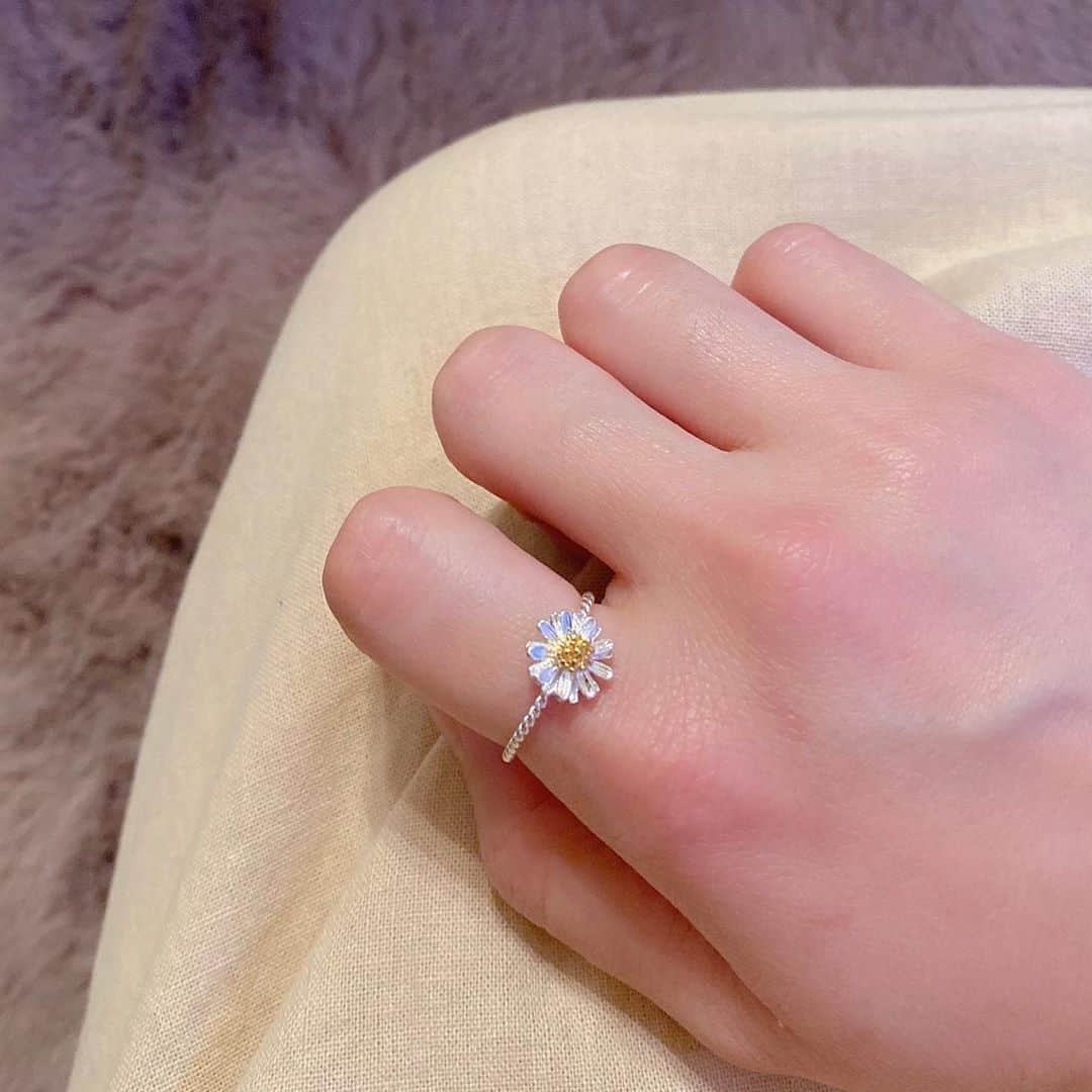 ひよんさんのインスタグラム写真 - (ひよんInstagram)「🌼👖 ㅤㅤㅤㅤㅤㅤㅤㅤㅤㅤㅤㅤㅤ いつも一緒💍💓 デイリーデイジーリング🥰💋 デイジーの花言葉のように、 この指輪をつけることで みんなが"平和" "幸せ"でいられますように💞 ㅤㅤㅤㅤㅤㅤㅤㅤㅤㅤㅤㅤㅤ 今日も1日がんばろー💜 ㅤㅤㅤㅤㅤㅤㅤㅤㅤㅤㅤㅤㅤ #9unq #9unqstyle #9unqコーデ #꾸안꾸 #クアンク #ひよん」5月16日 8時03分 - cchan_fee4