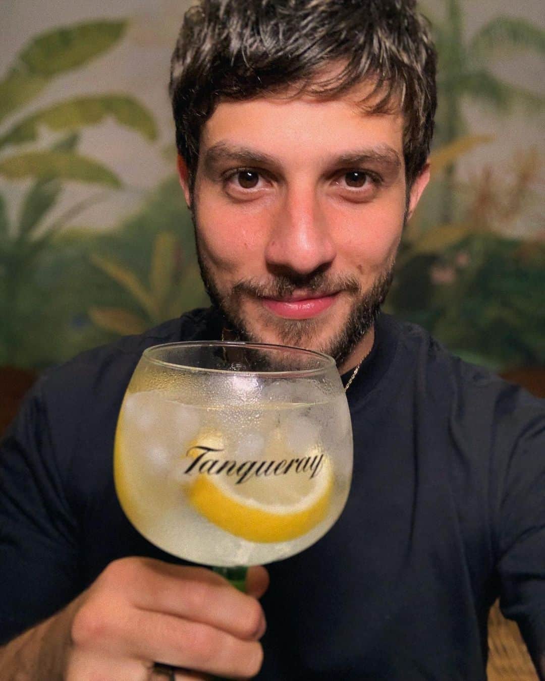 Chay Suedeのインスタグラム：「#ad Todo mundo sabe que sou embaixador @tanqueraybr, e para esse momento que estamos vivendo , a Tanqueray, junto com Smirnoff e Johnnie Walker, destinará parte do lucro do thebar.com para ajudar mais de 2.000 bartenders em todo Brasil. Além disso, as três marcas e o @poploadmusic prepararam o Home Hour Popload, um festival que oferece lives com pocket shows, bate papo com artistas, dicas de consumo responsável e conteúdos com bartenders ensinando a fazer drinks em casa. Venha saber mais detalhes nos stories.  Um brinde a essa boa ação inconfundível!  #TanquerayInconfundivel  Aprecie com moderação.  Não compartilhe com menores de 18 anos.」