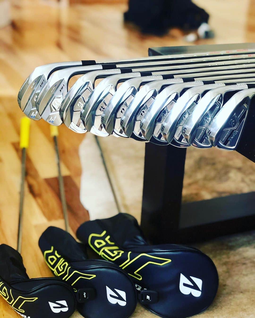 のインスタグラム：「Guys... it’s happening. Ever since my sweet Aunt tried to take me golfing when I was 12 and I was SO impatient and just couldn’t get it, I haven’t liked golf. It is FINALLY time for me to move past my 12 year old angst and give this amazing sport a try. Any tips/tricks for getting started would be SO appreciated. We ordered our brand new stunning clubs from @bridgestonegolf and couldn’t be more excited to start using them!!⛳️ *Peep the puppy in the background who is obviously over the moon with excitement about mom’s new adventure🙄🐶😍」