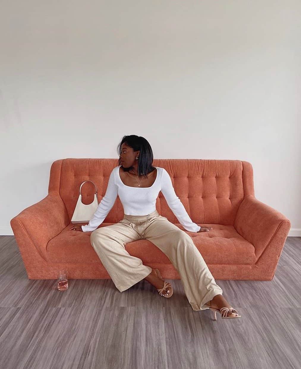 サムエデルマンのインスタグラム：「Making couch comfort look chic @itsreallynana Tap our story for more looks we loved with week 🤍 #SamEdelman」