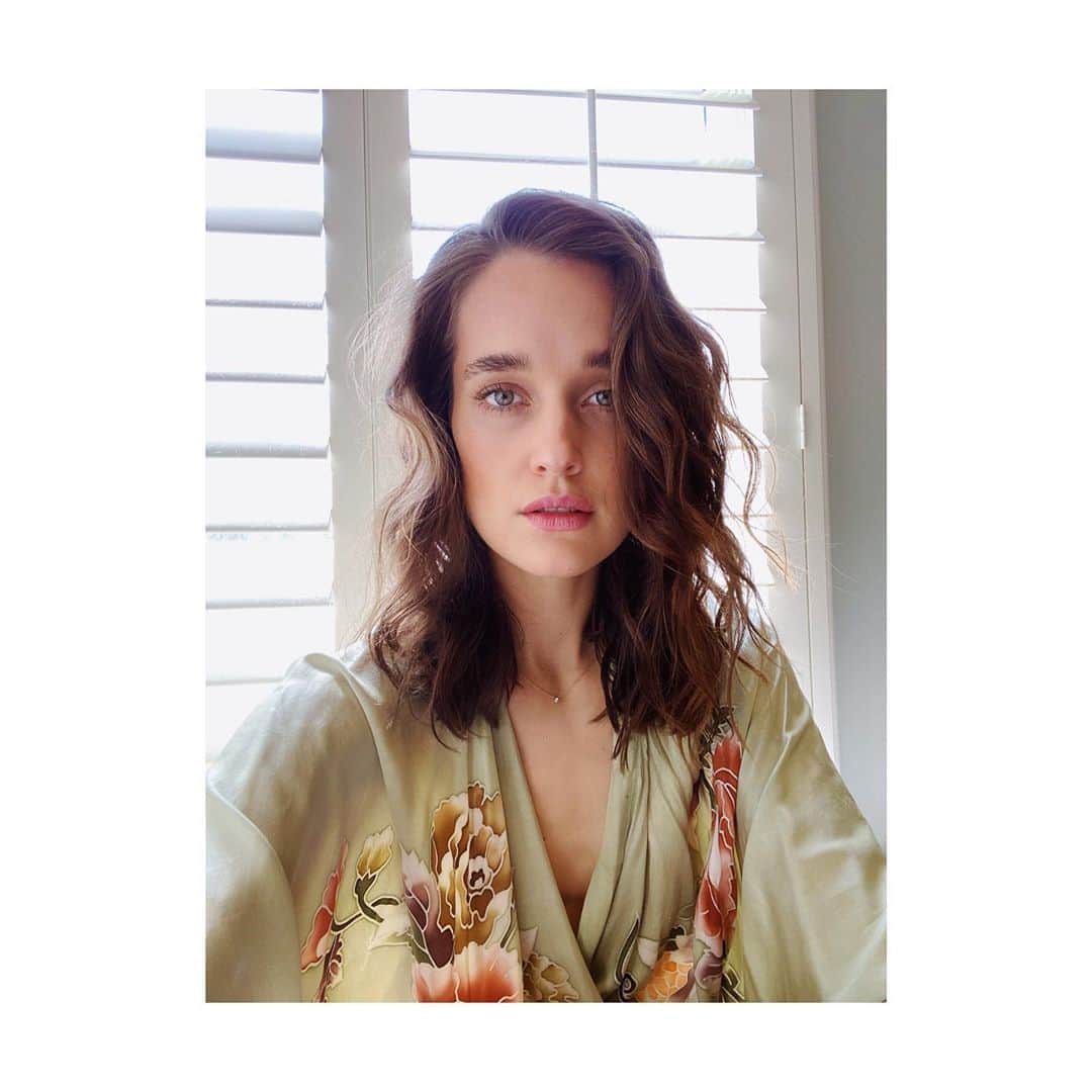 ケイト・ハリソンのインスタグラム：「Pretended I had a casting today .. and realized it had been so long since I’d used my makeup that I had to find where it even was. Missing work a lot today💔」