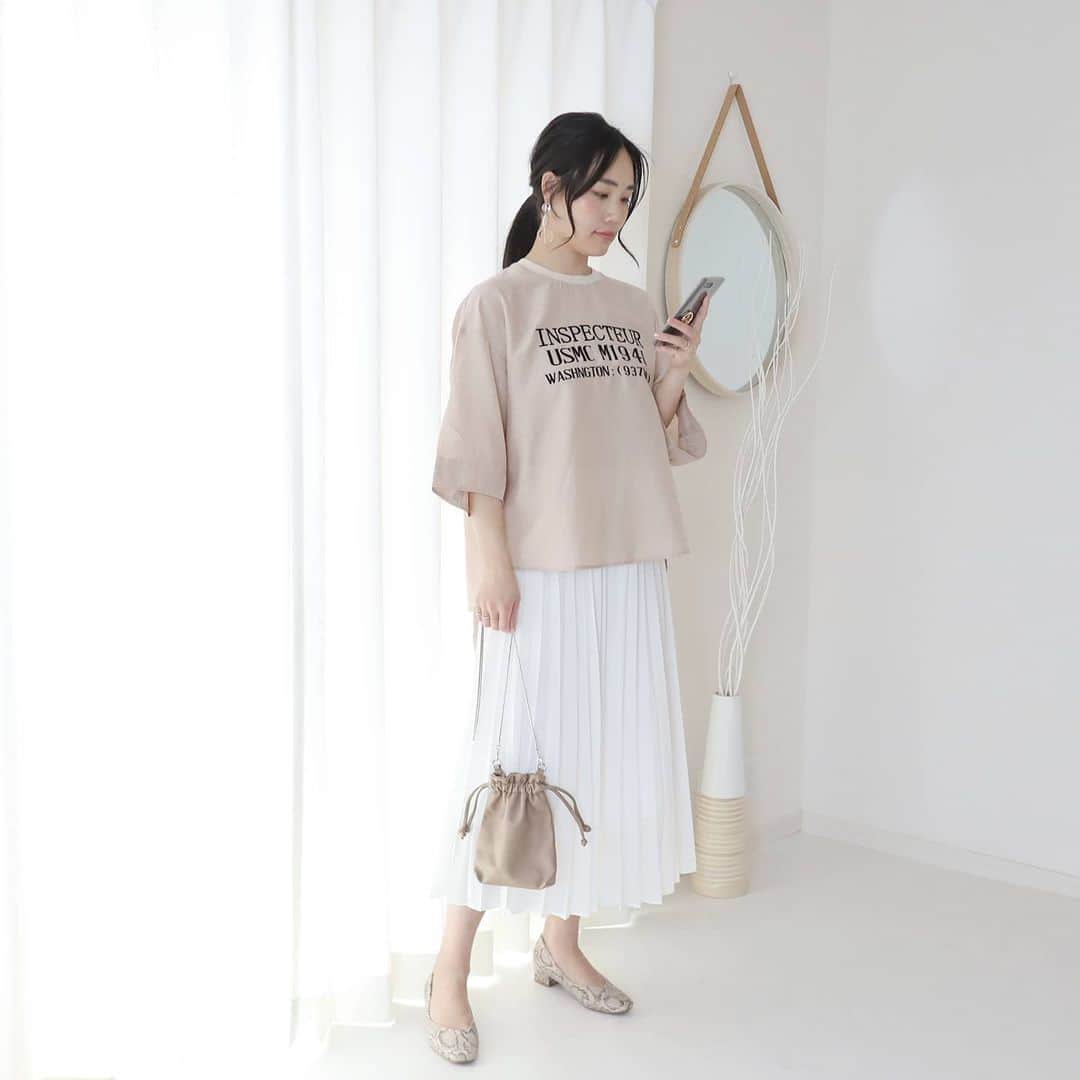 Eri Satoのインスタグラム：「beige×whiteコーデ · tops: @blancbasque skirt: @uniqlo shoes: @outletshoes_official bag: @titivatejp · 👉綿シルクバックサテン布帛Tシャツ【BB01-107】 Tシャツっぽいブラウスはロゴプリントがポイント☺️ @blancbasque のトップのURLから買えるのでぜひチェックしてね💛 · 娘が昨日お風呂上がりに自分の前髪を根元からカットしてしまった😭ほんとショック😭😭😭 · #blancbasque #ブランバスク#高身長コーデ#ママコーデ#カジュアルコーデ #春コーデ#fashion#ootd#outfit#code#coordinate#style#ファッション#コーディネート#コーデ#プチプラ#プチプラコーデ#シンプルコーデ#mamagirl#locari#partegram#カジュアル#お洒落さんと繋がりたい」