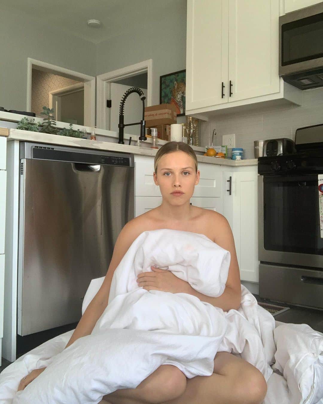 グレイシー・ドジーニーさんのインスタグラム写真 - (グレイシー・ドジーニーInstagram)「“In fashion, one day you’re in and the next you’re...still inside” ™️ #ProjectDuvet」5月16日 8時34分 - iamgraciedzienny