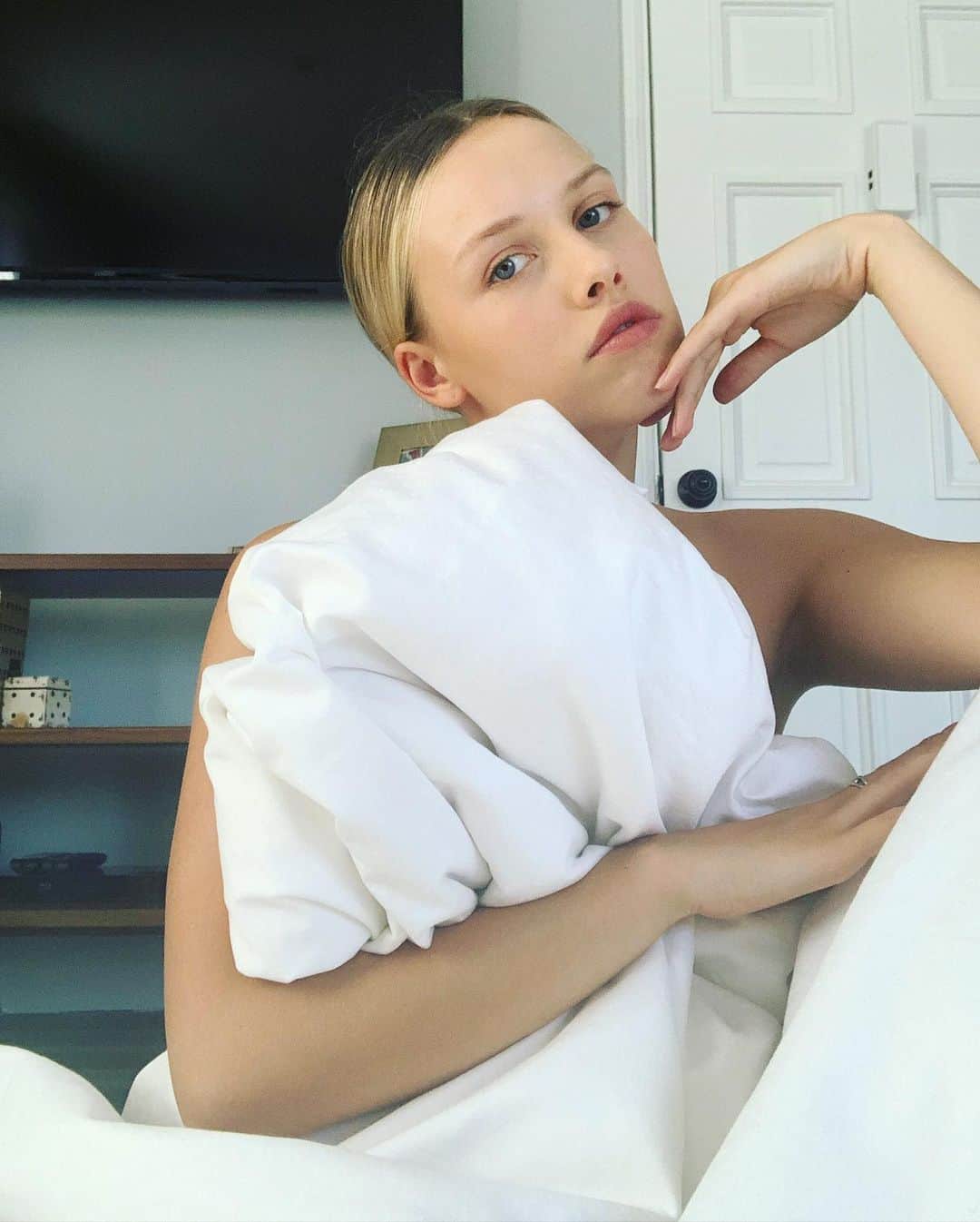 グレイシー・ドジーニーさんのインスタグラム写真 - (グレイシー・ドジーニーInstagram)「“In fashion, one day you’re in and the next you’re...still inside” ™️ #ProjectDuvet」5月16日 8時34分 - iamgraciedzienny