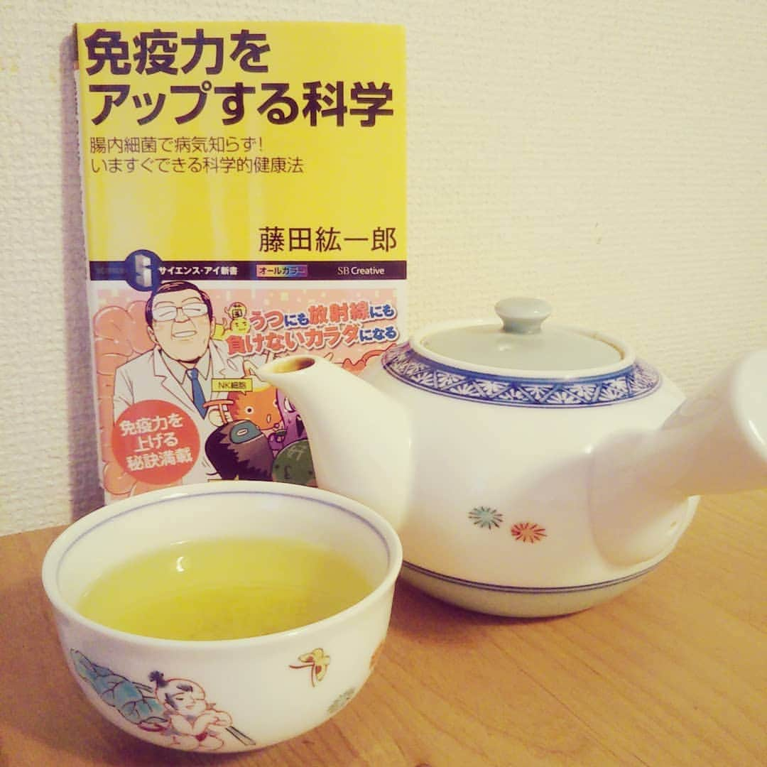 尾上緑さんのインスタグラム写真 - (尾上緑Instagram)「【名は体を表す】 . コーヒーより . «緑茶»派の . 緑です 。 . 緑茶を飲んでいる地域の方は軒並み長寿とのこと。 . がん抑制効果や、老化防止にも。 . 【我が家のチップとポット夫人】で今日も元気に！！ . 【免疫力をアップする科学】藤田紘一郎　読了 . 尾上緑のKa☆Book！！⑳ . でした。 #免疫力 の #70％ #腸で作られる #残りの30％ #心 #良く笑うこと  #我が家の朝ごはん #パン #チーズ #ヨーグルト #和食 なら #納豆 #味噌汁 #漬物 #発酵食品 #腸活 #免疫力を上げて #中から #負けない身体 に！！ #免疫力をアップする科学 #藤田紘一郎 #読了 #Ka☆Book！ #緑茶 #チップ #ポット夫人 #美女と野獣」5月16日 8時41分 - onoe_midori