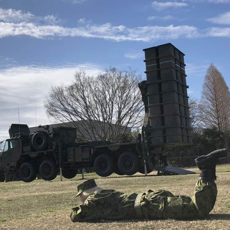 カズレーザーさんのインスタグラム写真 - (カズレーザーInstagram)「中SAMのモノマネ  #03式中距離地対空誘導弾発射機  # #背後から本人登場のパターン」5月16日 8時45分 - kazlaser