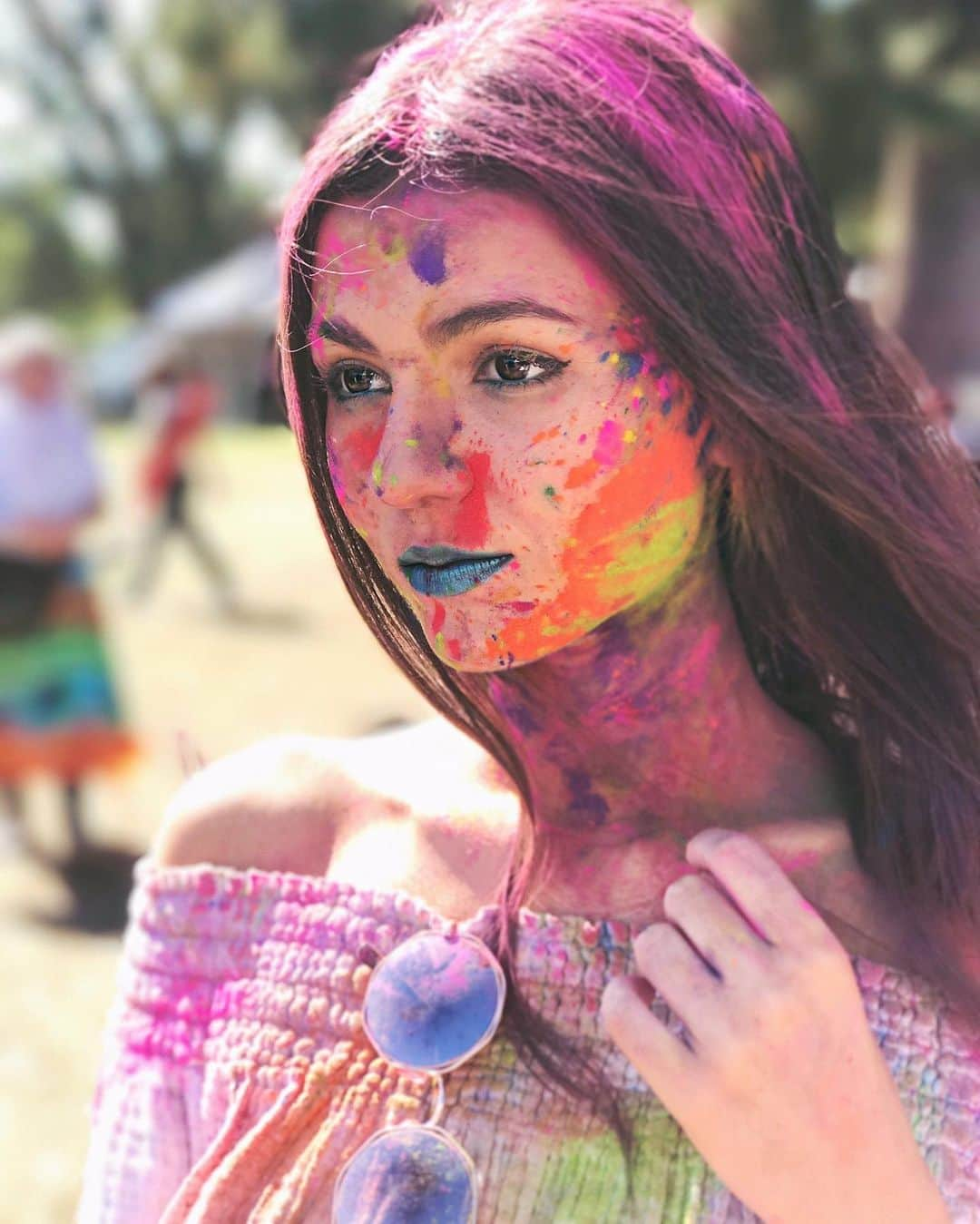 ヴィクトリア・ジャスティスさんのインスタグラム写真 - (ヴィクトリア・ジャスティスInstagram)「Take me back to simpler, more colorful times. 🎨  #fbf to Holi festival w/ @themadgrace」5月16日 8時49分 - victoriajustice