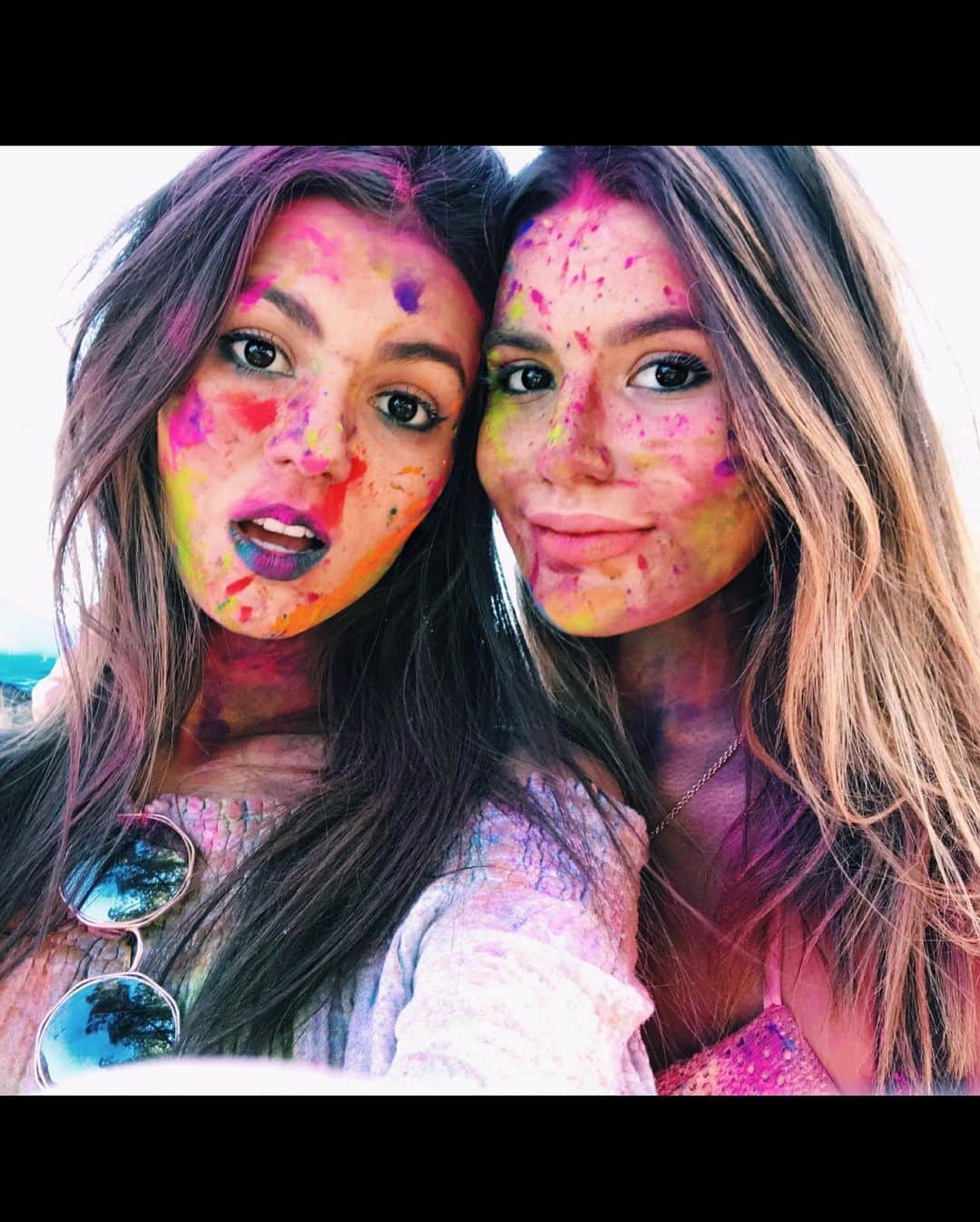 ヴィクトリア・ジャスティスさんのインスタグラム写真 - (ヴィクトリア・ジャスティスInstagram)「Take me back to simpler, more colorful times. 🎨  #fbf to Holi festival w/ @themadgrace」5月16日 8時49分 - victoriajustice