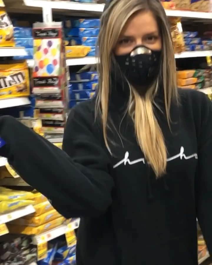 ダニエル・クヌッドソンのインスタグラム：「🛒😷 Grocery shopping with me be like ... 🙈🤪 . .  #balance #biggestsweettooth #iwantcandy」