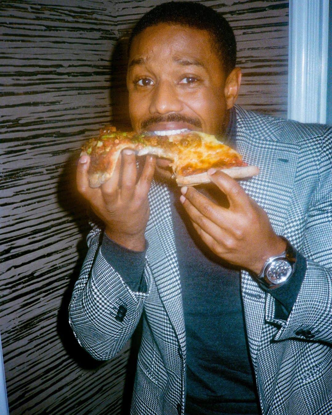 マイケル・B・ジョーダンのインスタグラム：「Yes I put Honey on my pizza go head..judge me 🤷🏾‍♂️」