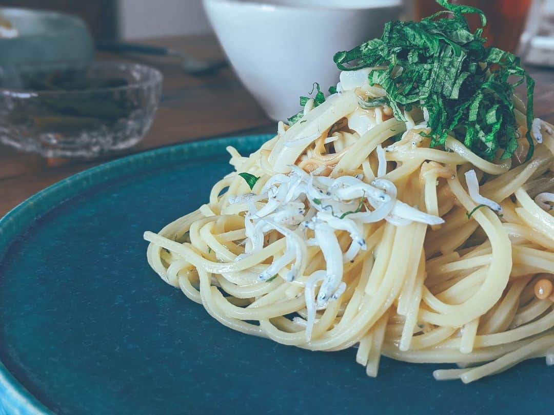 藤田敦子のインスタグラム：「ㅤㅤㅤ 【#blendakitchen 】 ✔︎しらすとなめたけとイカのグルテンフリーパスタ ㅤㅤㅤ パスタは楽天ROOMでも紹介してる #三穀deパスタ を使いました。 我が家にないと困る食材の一つ。 紹介しすぎてたまに売り切れてる😅 アマゾンでも併用して買ってます。 ㅤㅤㅤ @hisakonamekata に教えてもらった お魚のお取り寄せで、 サクが届いた中にイカがあったので、早速使った。 ひーちゃんありがとう😉 ㅤㅤㅤ ちなみに、今我が家はありがたいことに @nao_yamari07 から買ったしらすと @yoga_citta が送ってくれた湘南しらす (身内送ってきた感…🤣) があって、冷蔵庫はしらす渋滞。 しらすをおやつでいただけるという しらす好きとしては天国のような状態❤️ なおくん、さやか、ありがとう💕 ㅤㅤㅤ ご飯前に作る時もパクパク ご飯後の片付け前にもパクパク。 小腹が空くとパクパク…🤤 ㅤㅤㅤ このパスタに使ったのは さやかが送ってくれた湘南しらすです❤️ ㅤㅤㅤ たまにしらすの顔が苦手という方がいるから 写真見れない人もいるかなぁ🤔 魚だけはやめられそうにないですね😭」