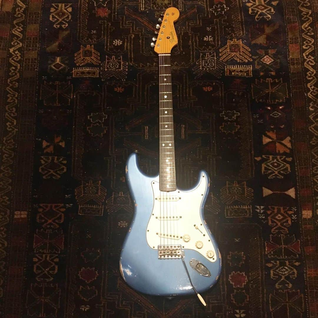 砂川一黄のインスタグラム：「Today's my fender.  #fender #fenderstratocaster #fendercustomshop #vintagerag #stayhome」