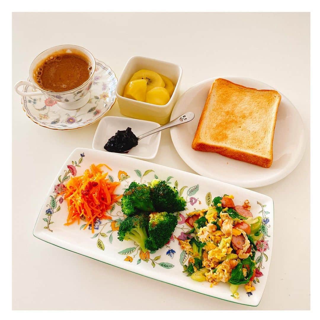 風花舞さんのインスタグラム写真 - (風花舞Instagram)「卵、セロリ、ソーセージの塩コショウ炒め。 朝ごはんに塩コショウ炒め、ちょっと気に入っていて。  あとはいつものメンバー、 お皿を変えてみました(*´∇`*) 常備菜を食べきったので、新たに調理予定…」5月16日 9時17分 - kazahanamai_official