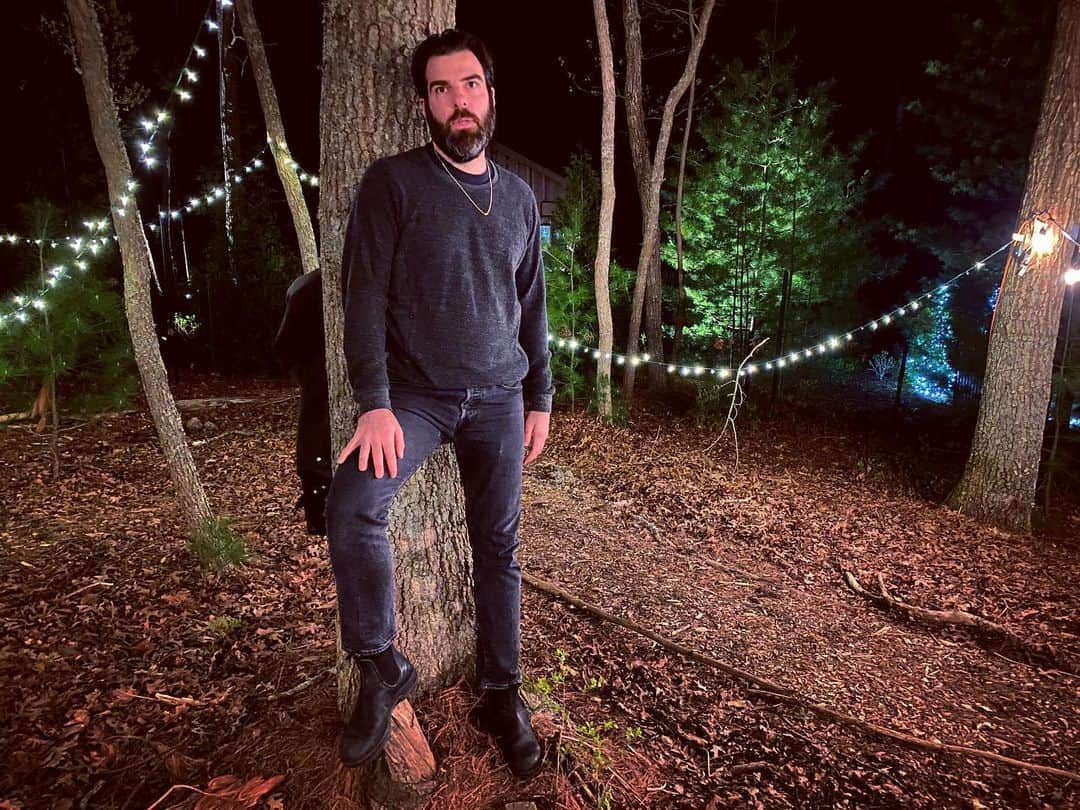 ザカリー・クイントのインスタグラム：「working in the woods...」