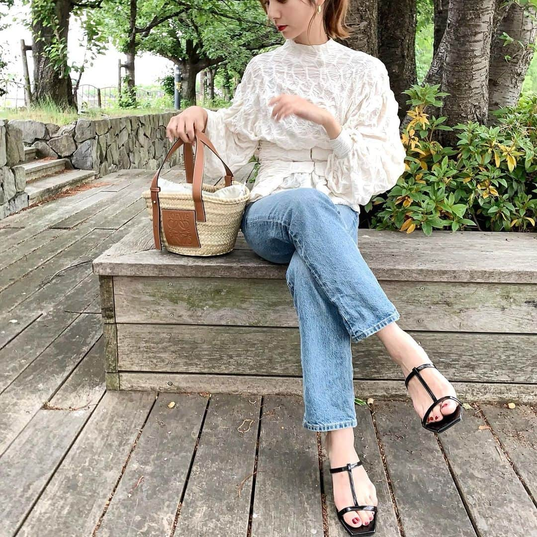 青野未来 / MikuAonoさんのインスタグラム写真 - (青野未来 / MikuAonoInstagram)「. . new mule..👡!! . . 詳しくは @baila_magazine ブログに💓. . #ootd mule @mamian  tops @honeymihoney_official  denim @gu_for_all_  bag @loewe . . #mamian#マミアン#ミュール#Tストラップ#サンダル#夏コーデ##ママガール#mamagirl#stayhome #おうち時間#magasta2005」5月16日 10時03分 - miiikunkun