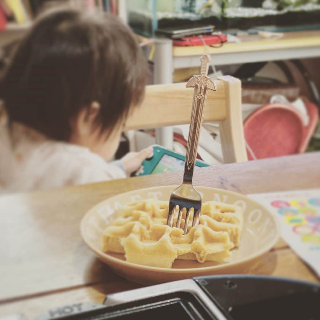 安倍吉俊のインスタグラム：「こら！フォークを食べ物に刺しっぱなしにしない！勇者しか抜けなくなっちゃうでしょ！」