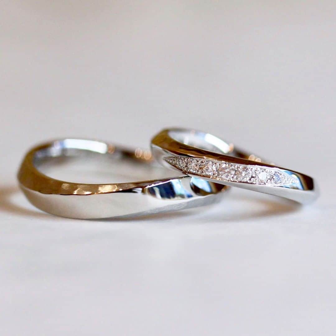 ith / イズ オーダメイド結婚指輪さんのインスタグラム写真 - (ith / イズ オーダメイド結婚指輪Instagram)「流れを感じさせる カーブフォルムが美しい結婚指輪。  面が切り替わるデザインを生かし、 お二人それぞれアレンジを加えました。  輝くダイヤは女性の指輪に、 マットな槌目模様は男性の指輪に。  お揃いのプラチナの指輪が、 お二人それぞれの雰囲気を纏いました。 . . ▽ 指輪について 結婚指輪(男性)：ヴィバーチェ Pt900：146,000円〜 . 結婚指輪(女性)：ヴィバーチェ Pt900：178,000円〜 . .  公式ハッシュタグ🤳✨ #イズマリッジ . . 【オンラインアトリエOPEN】 お二人それぞれのご自宅にいながら 指輪のオーダーメイドができる、 ithのオンライン相談が始まりました💻 → 詳細はプロフィールのURLにて🔗 . . #マリッジリング #エンゲージリング #結婚指輪 #婚約指輪 #カスタマイズ #指輪 #ダイヤモンドリング #婚約 #プレ花嫁 #ナチュラルウェディング #結婚指輪探し #指輪選び #指輪探し #結婚指輪選び #プラチナ #ペアリング #プロポーズ #特別感　 #オーダーメイドリング #結婚指輪オーダー #ゴールドリング #パーソナライズ #結婚準備 #花嫁  #結婚しました #2020秋婚 #2020冬婚 #2021春婚」5月16日 10時25分 - ith_marriage