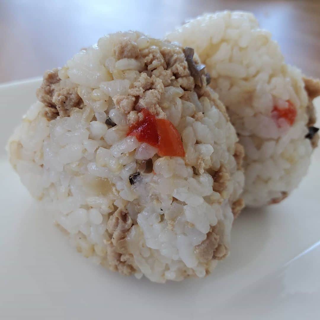 山田優さんのインスタグラム写真 - (山田優Instagram)「まわってきました。。。 おにぎりバトン🍙。 @maki.nshiyama50 から回ってきたのにあげられてなくて。。。 そしたら、 @megumi_mikimoto からも回ってきたので、まとめてさせていただきます‼️ すいませーん‼️ 🍙おにぎり🍙は。。。 レタス巻きで食べた残りの挽き肉の炒め物をご飯に混ぜて握ってみました。  豚挽き肉と木耳 パプリカに キノコ類(今回はしめじ)を (いつもある野菜を入れます。野菜がいっぱい取れるのでgood!!!) オイスターソース 砂糖 醤油 鶏ガラスープの素 酒  で味付けしたものです🌞  子供達もいっぱい食べてくれる🍙でしたー👌  次は。。。 @youn1029 やってくれるかなーーー⁉️ お願いします❗  #祈るおむすび #祈るおむすびバトン  #omusubi  #omusubibatonforprayer」5月16日 10時22分 - yu_yamada_